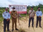 Kadis PUPR Muaro Jambi, Yultasmi bersama Kalapas Emanuel Harefa saat meninjau Lahan Lapas di Bukit Baling.(Foto:Raden Hasan Efendi)