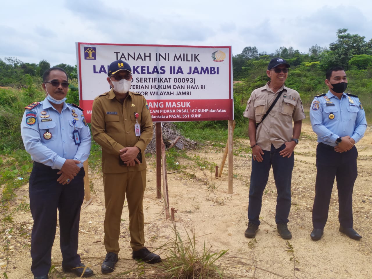 Kadis PUPR Muaro Jambi, Yultasmi bersama Kalapas Emanuel Harefa saat meninjau Lahan Lapas di Bukit Baling.(Foto:Raden Hasan Efendi)