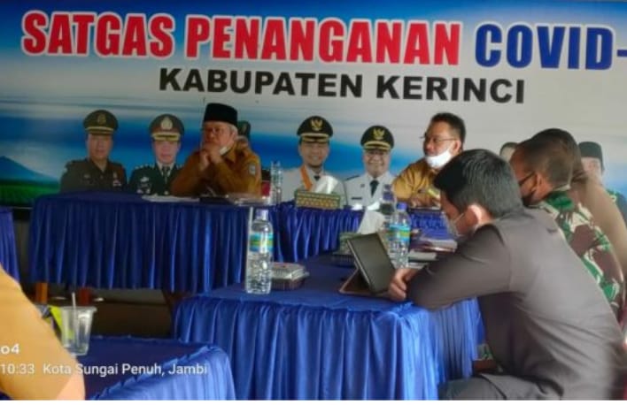 Wakil Bupati Kerinci, Ami Taher hadir dalam rapat evaluasi penanganan Covid-19