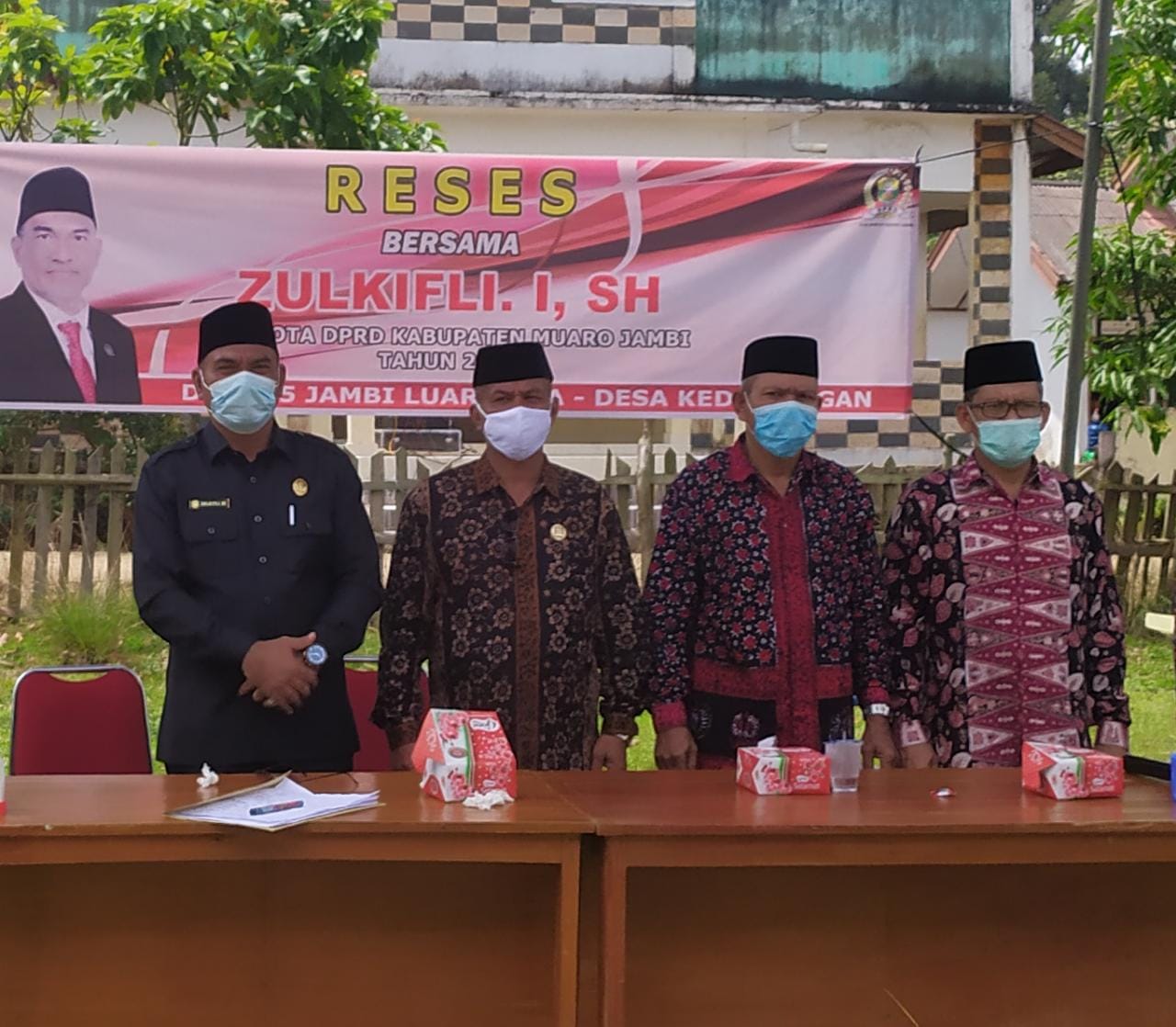 Anggota DPRD Muaro Jambi Zulkifli I,SH saat melaksanakan kegiatan reses di Desa Kedemangan.(Foto:Raden Hasan Efendi/Jambipers.com).