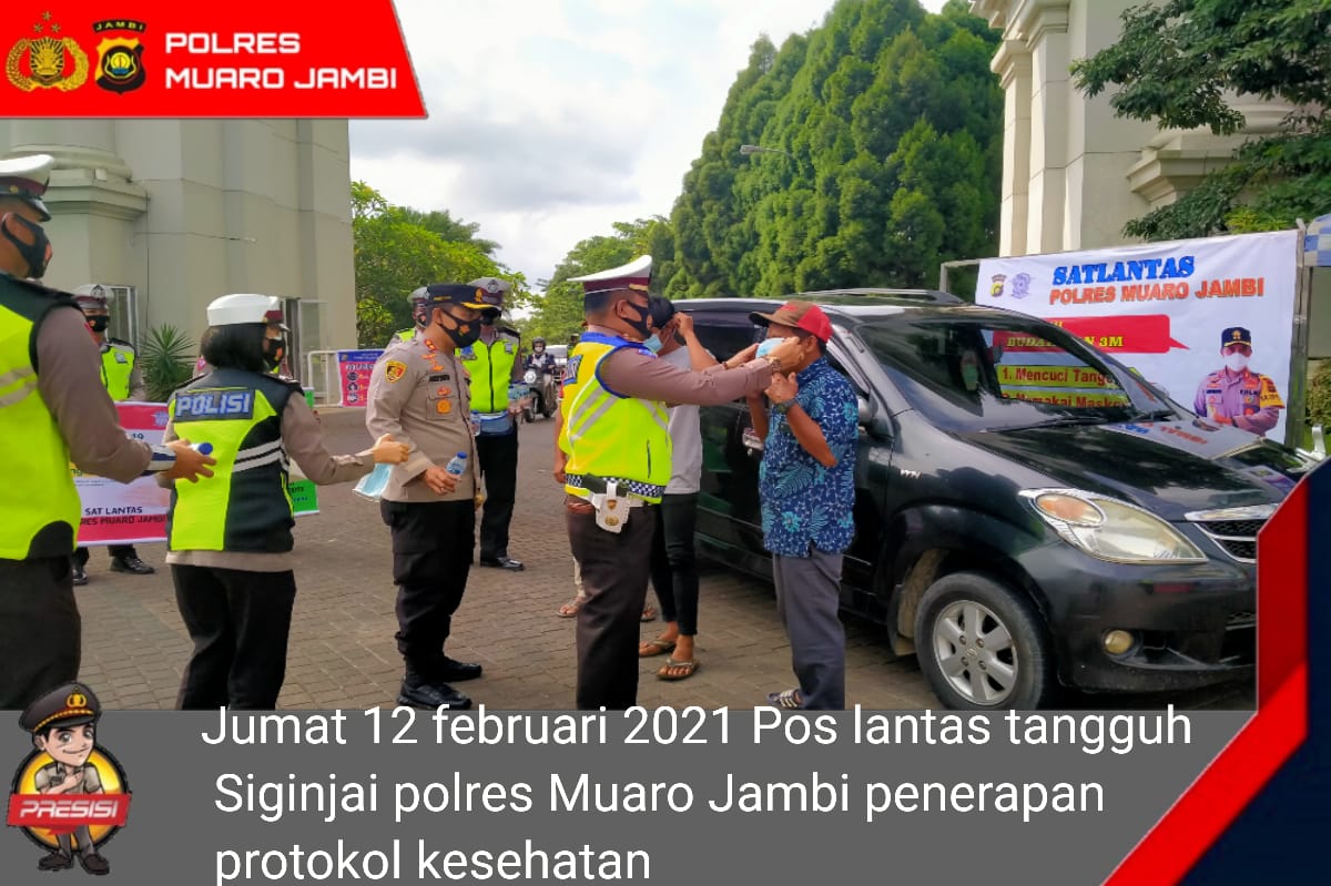 Suasana pelaksanan Pos Lantas Tangguh Siginjai dalam rangka mencegah Covid-19 di pintu gerbang Perumahan Citra Raya City