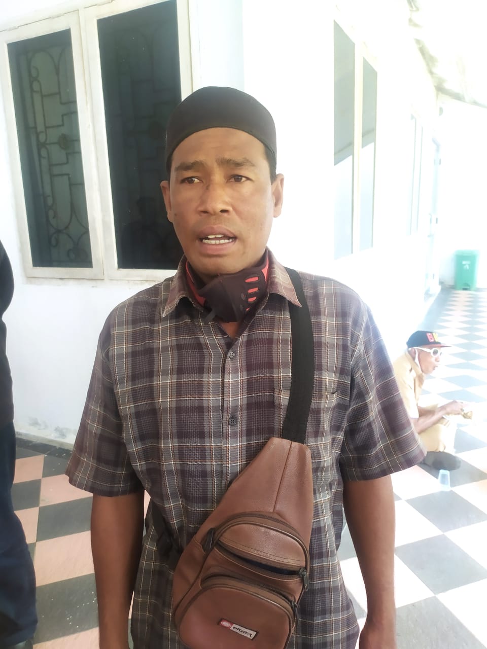 Bahusni saat melaporkan pangkalan gas di Desa Sumber Jaya yang terindikasi menjual LPG 3 Kg di atas HET.(Foto:Raden Hasan Efendi).