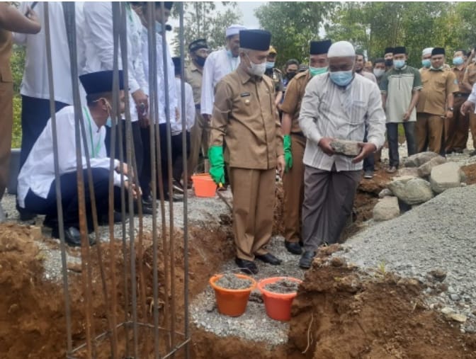 Bupati Kerinci DR. H. Adirozal, M.Si saat melakukan peletakan batu pertama Pembangunan Pesantren Tahfidz Qur’an Insan Madani.