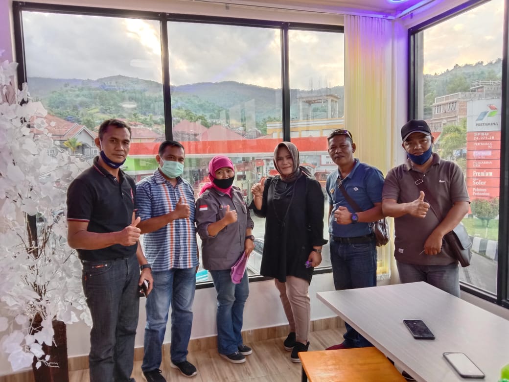 Manajemen SPBU 24.371.20 Pelayang Raya, Kota Sungaipenuh berfoto bersama dengan wartawan.