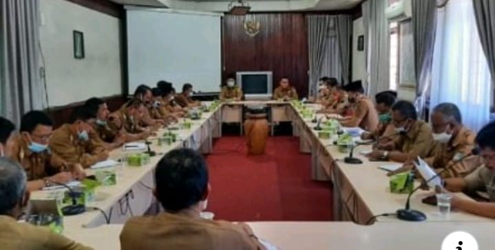 Suasana rapat evaluasi Pilkades serentak 2021 di ruang utama Kantor Bupati Kerinci.