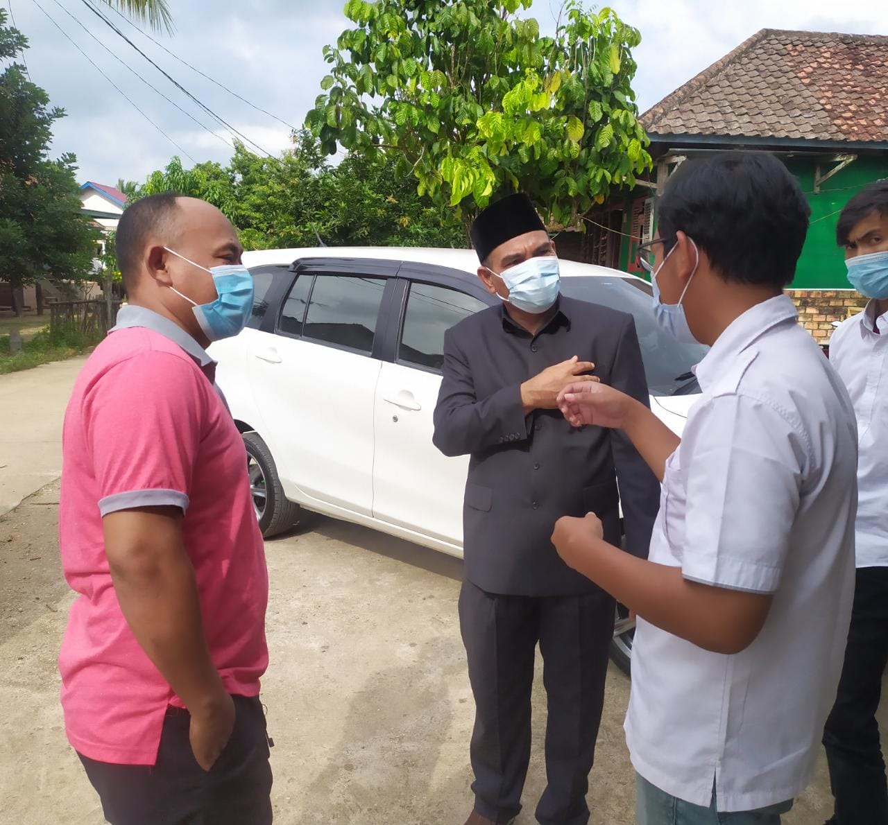 Anggota DPRD Muaro Jambi, Zulkifli I SH saat meninjau permasalahan krisis listrik di Desa Sarang Burung.(Foto:Raden Hasan Efendi/Jambipers.com).