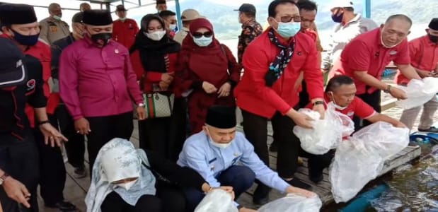 GANTI serahkan bantuan benih pada nelayan Kerinci.