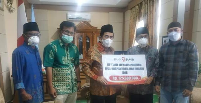AJB serahkan bantuan pembangunan Pesantren Ummul Quro.