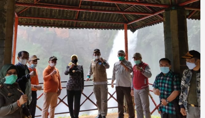Pj Gubernur Jambi saat berada di objek wisata Air Terjun Telun Berasap