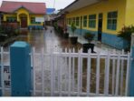 Limbah comberan genangi halaman SD Negeri 37 Koto Tuo.