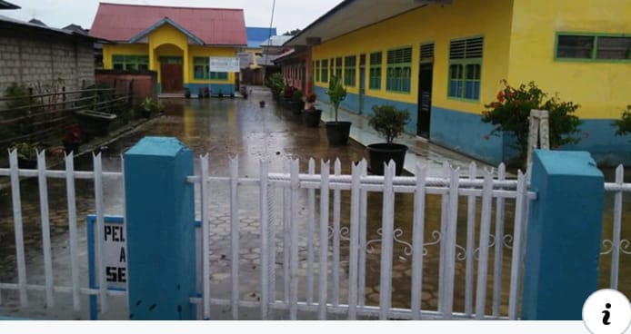 Limbah comberan genangi halaman SD Negeri 37 Koto Tuo.