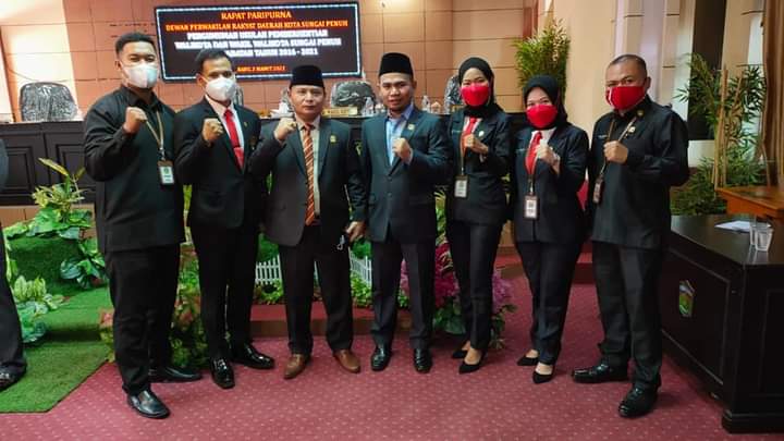 Ketua DPRD H Fajran berfoto bersama usai paripurna.