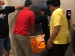 proses evakuasi korban HL yang tewas di kamar hotel pundi rezeki 3.