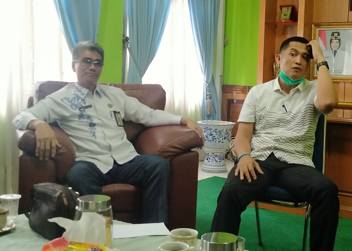 Kadis Pendidikan dan Kebudayaan Muaro Jambi, Erwanisah didampingi Kabid Firdaus.