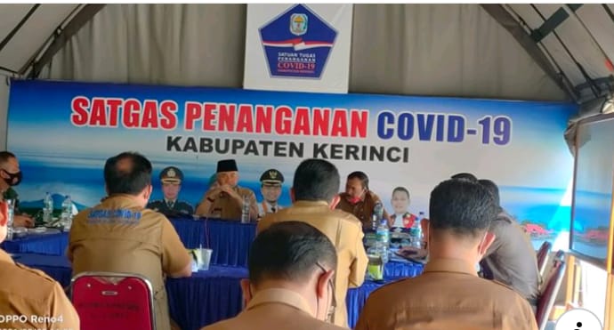 Bupati Kerinci H Adirozal saat memimpin rapat tim Satgas penanganan Covid-19.