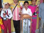 Kepala SDN 173/III, Adriadi, S.Pd dan siswanya saat berfoto bersama usai meraih Juara Umum KSN, KOSN, dan FLS2N Tingkat Kec Keliling Danau.(Foto:Dikin)