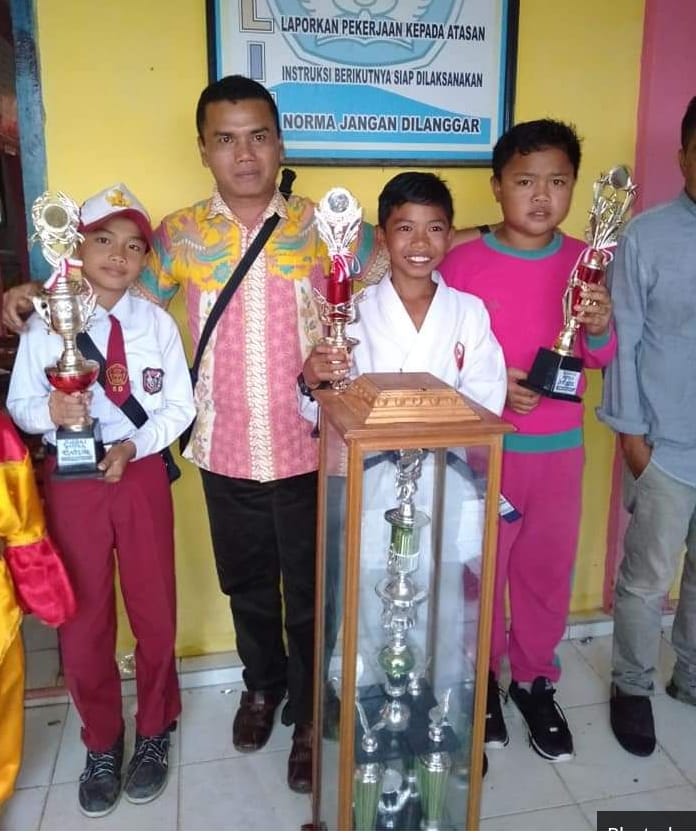 Kepala SDN 173/III, Adriadi, S.Pd dan siswanya saat berfoto bersama usai meraih Juara Umum KSN, KOSN, dan FLS2N Tingkat Kec Keliling Danau.(Foto:Dikin)