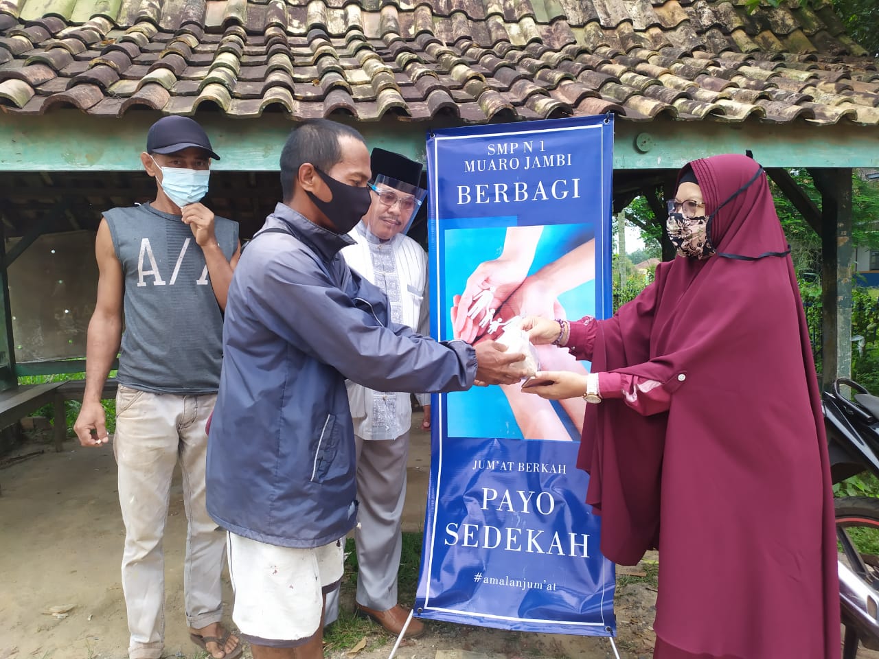 aksi sosial SMP Negeri 1 Muaro Jambi Berbagi.(Foto:Raden HasanEfendi/Jambipers.com)