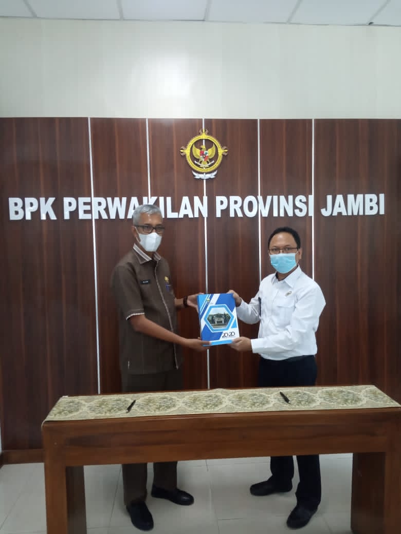 Kepala BPKAD Muaro Jambi, Alias,S.H.,M.H, saat menyerahkan LKPD Muaro Jambi ke BPK RI.