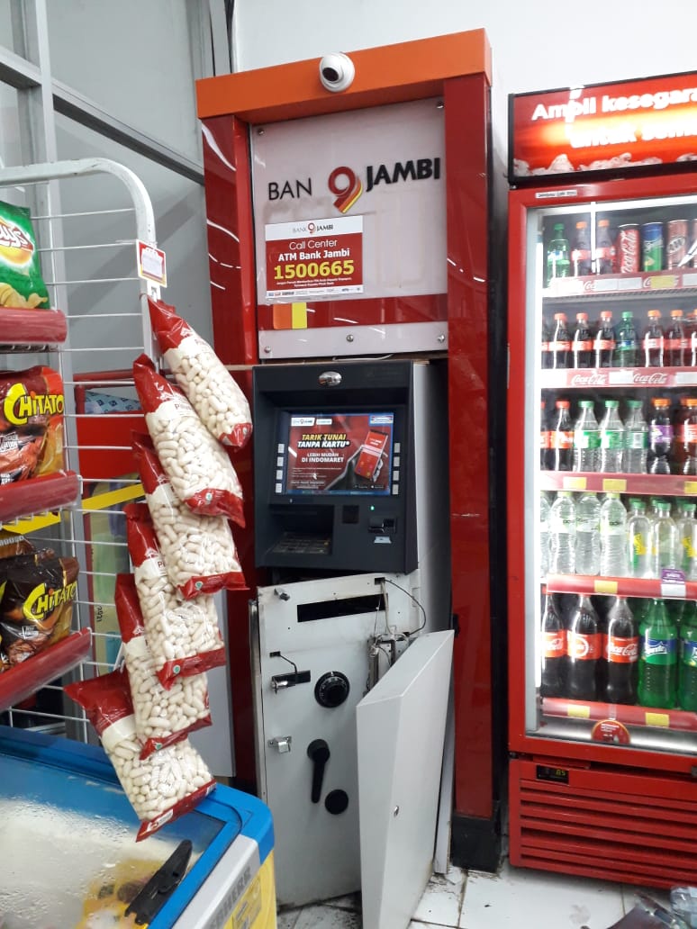 Kondisi ATM Bank Jambi di Desa Senauang Jaluko setelah dibobol maling.