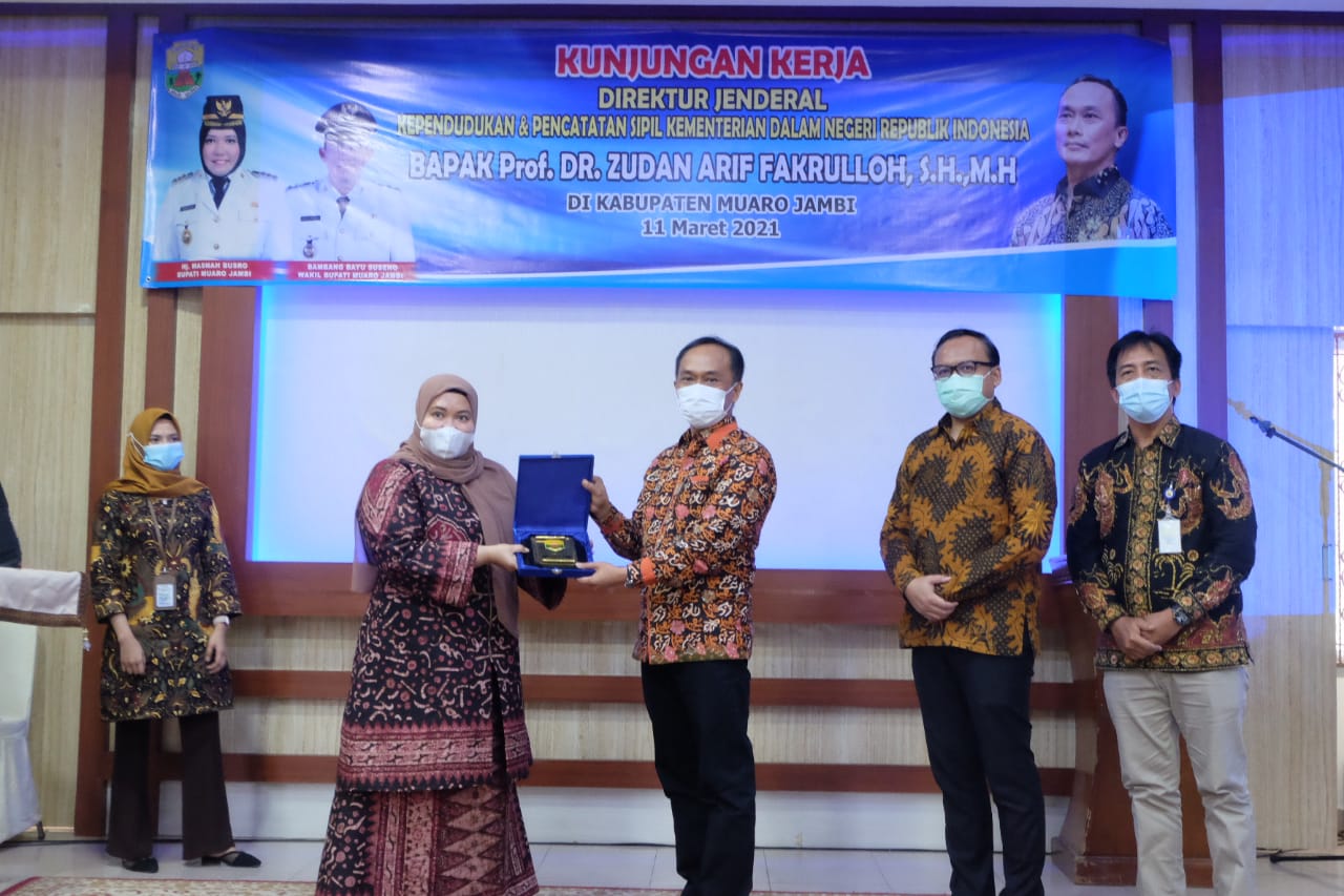 Bupati Muaro Jambi Masnah saat menerima kunker Dirjen Ducapil.