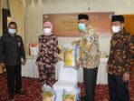 Kunker ke Sarolangun, Pj Gubernur salurkan bantuan bagi korban banjir.