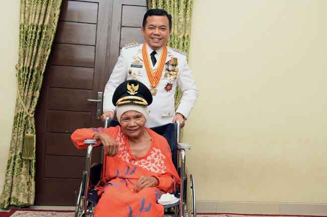 Al Haris Gubernur Jambi terpilih bersama ibunya.