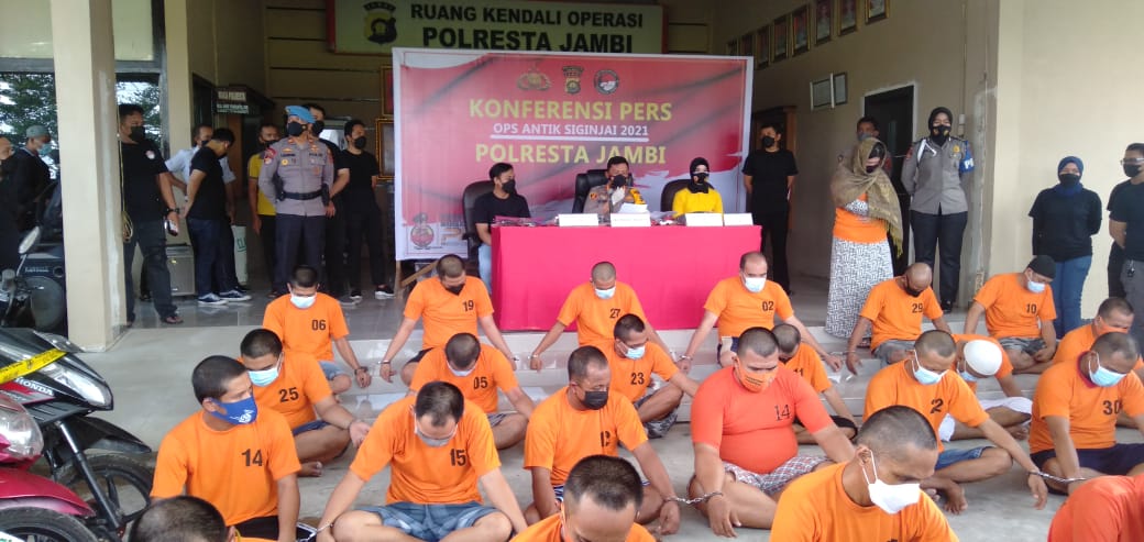 para tersangka kasus narkoba yang berhasil diamankan Polresta Jambi dalam operasi Antik 2021.(Foto:Ras/Jambipers.com)