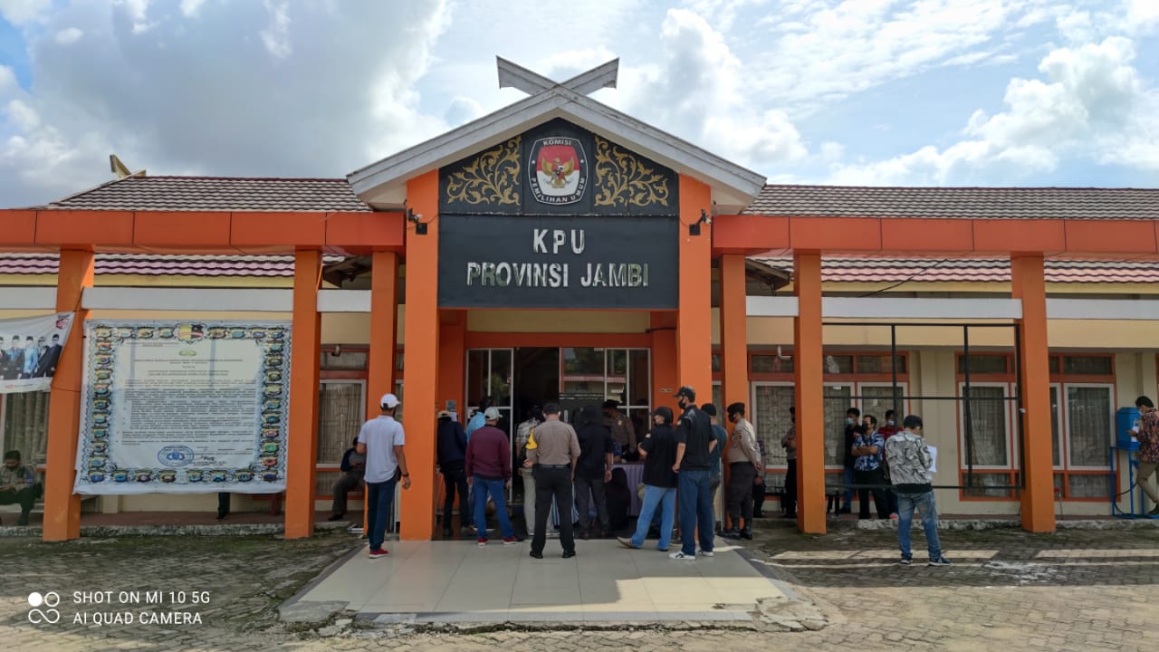 Kantor KPU Provinsi Jambi di Pematang Sulur didemo ormas.