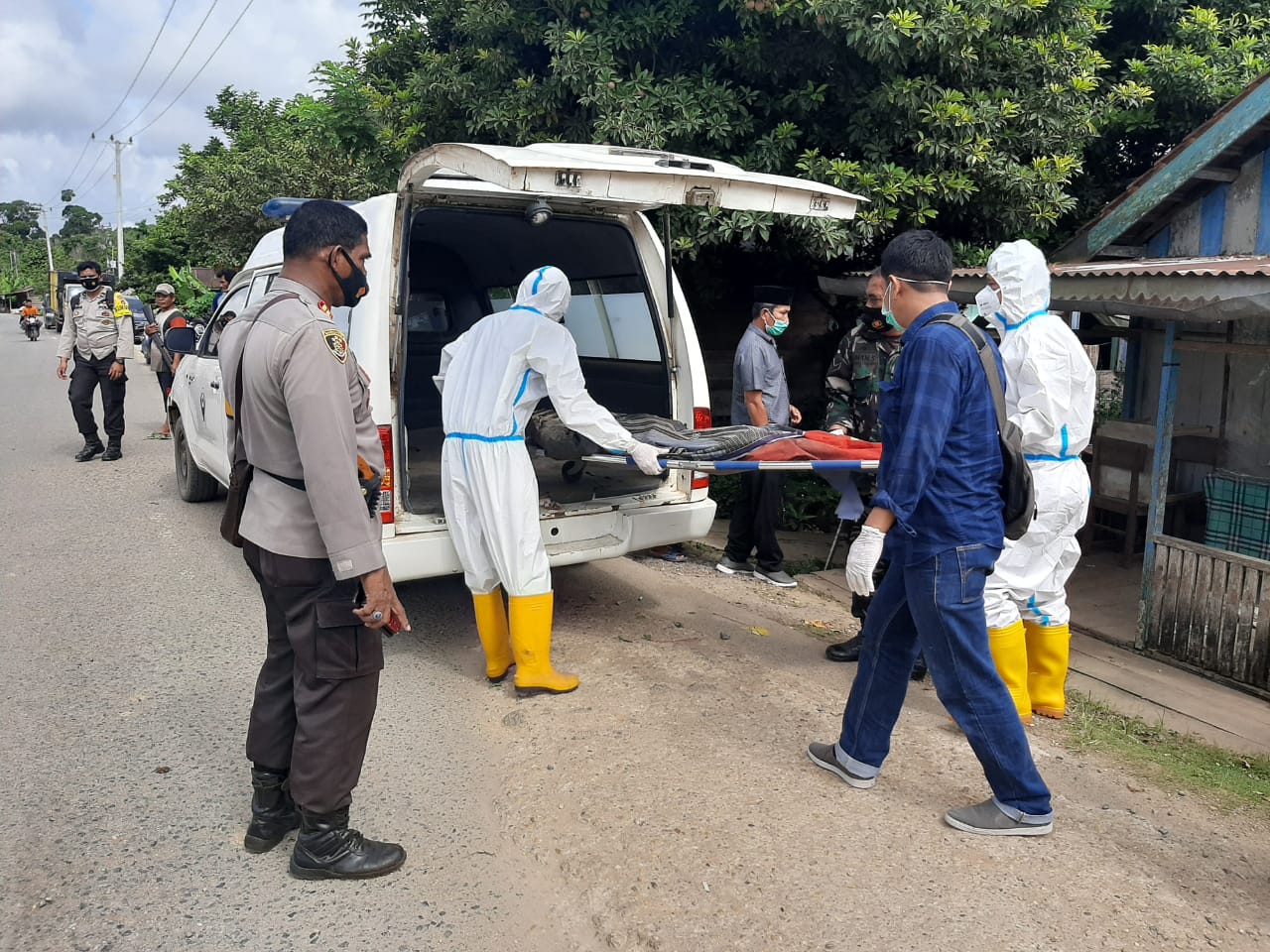 proses evakuasi mayat Mr X di Desa Teluk Raya.