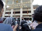Walhi Jambi memberikan keterangan pers usai mendaftarkan gugatan terhadap PT.PDI dan PT.PBP.(Foto:Raden Hasan Efendi/Jambipers.com)