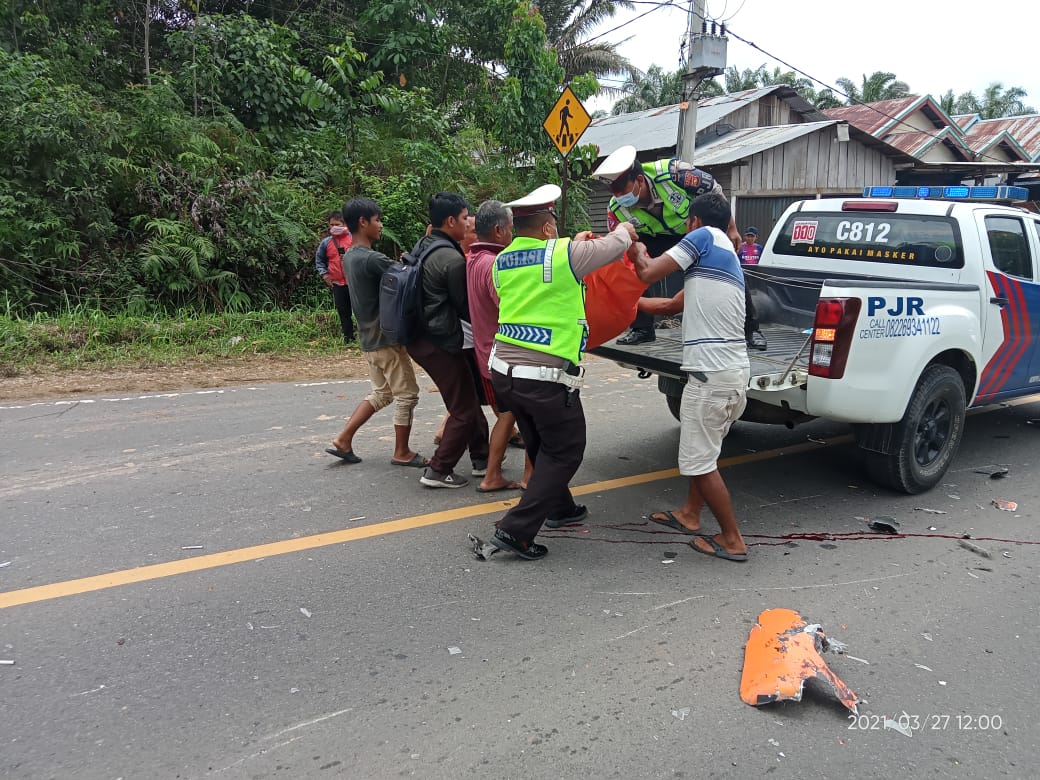 proses evakuasi korban laka yang terjadi di Desa Bukit Baling.