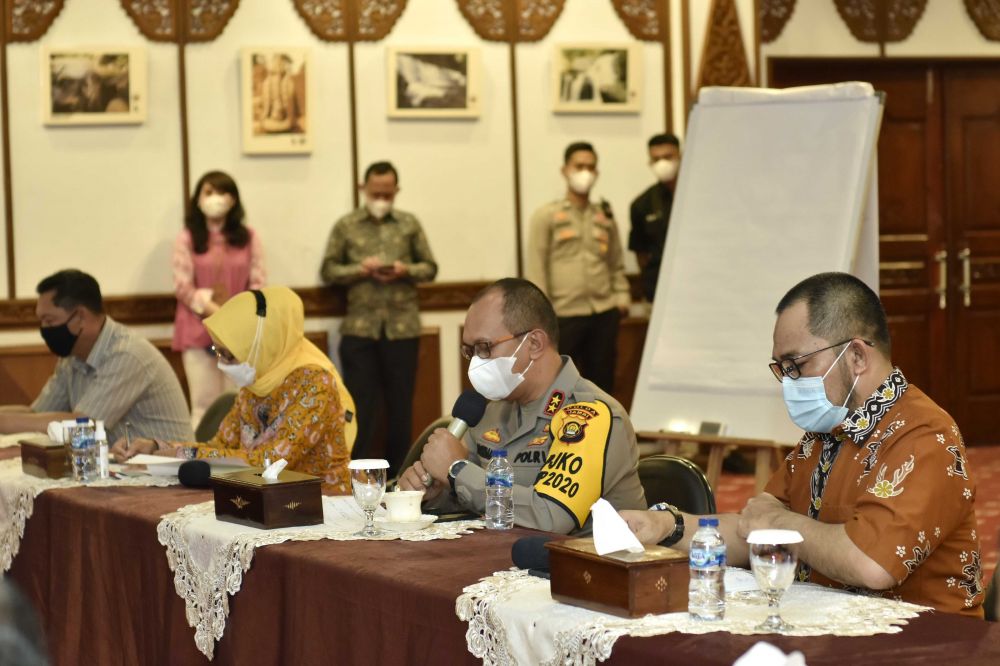 Pj Gubernur saat memimpin rapat persiapan PSU Pilgub Jambi.