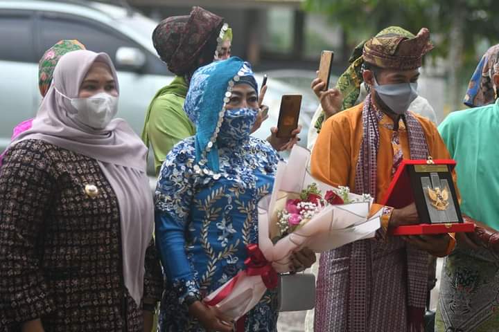 Bupati Masnah bersama Rts Nina ahi waris dari pahlawan nasional dari Jambi.