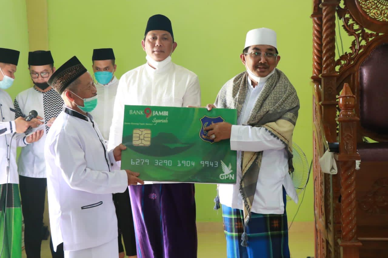 Bupati Anwar Sadat perkenalkan kartu ATM untuk pembayaran insentif guru ngaji, imam dan kaum masjid.