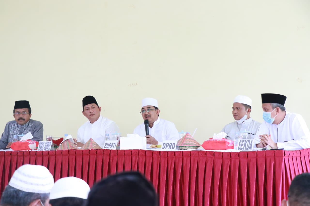 Bupati Anwar Sadat saat dialog dengan para petani Pangabuan dan Senyerang.