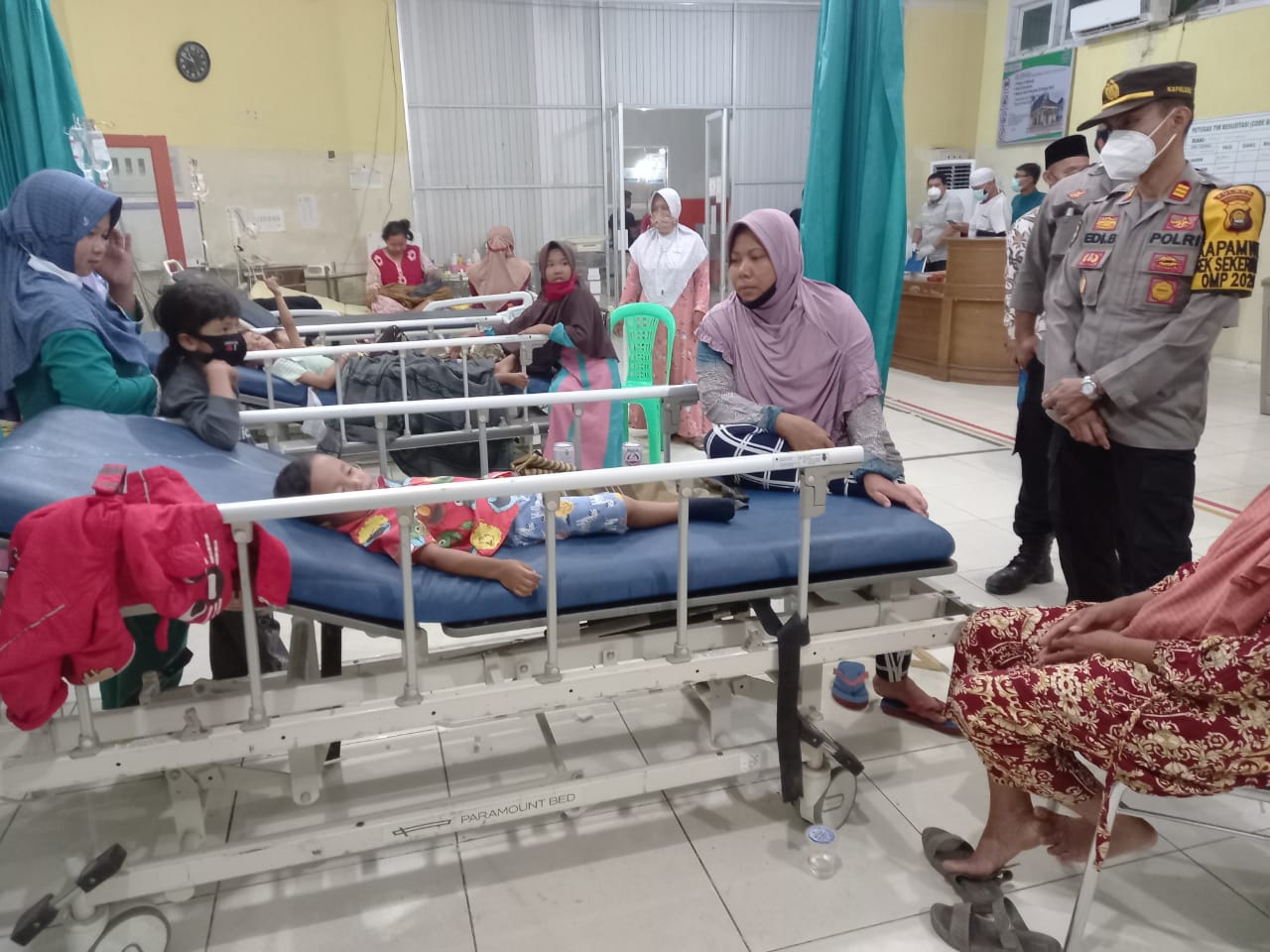 Kapolsek Sekernan AKP Edi Bernawan saat memantau korban keracunan di RS Ahmad Ripin.