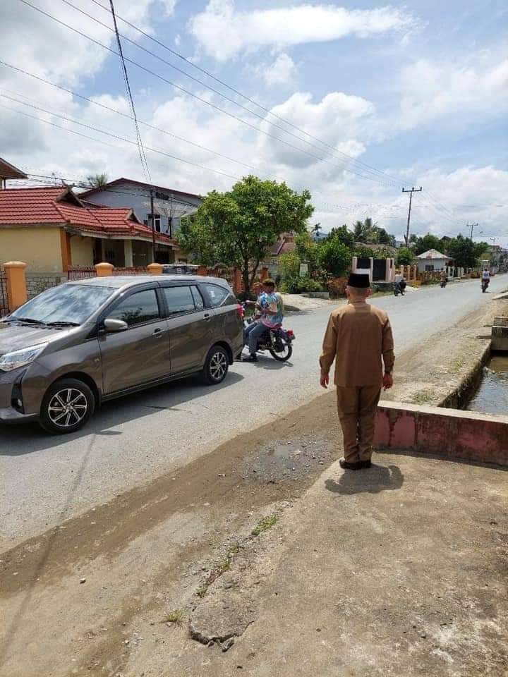 Bupati Kerinci Dr Adirozal saat sedang membubarkan aksi corat coret seragam sekolah.