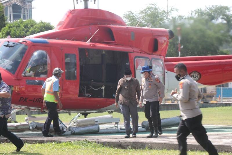 Bupati Tanjab Barat Anwar usai memantau Karhuta dari udara.