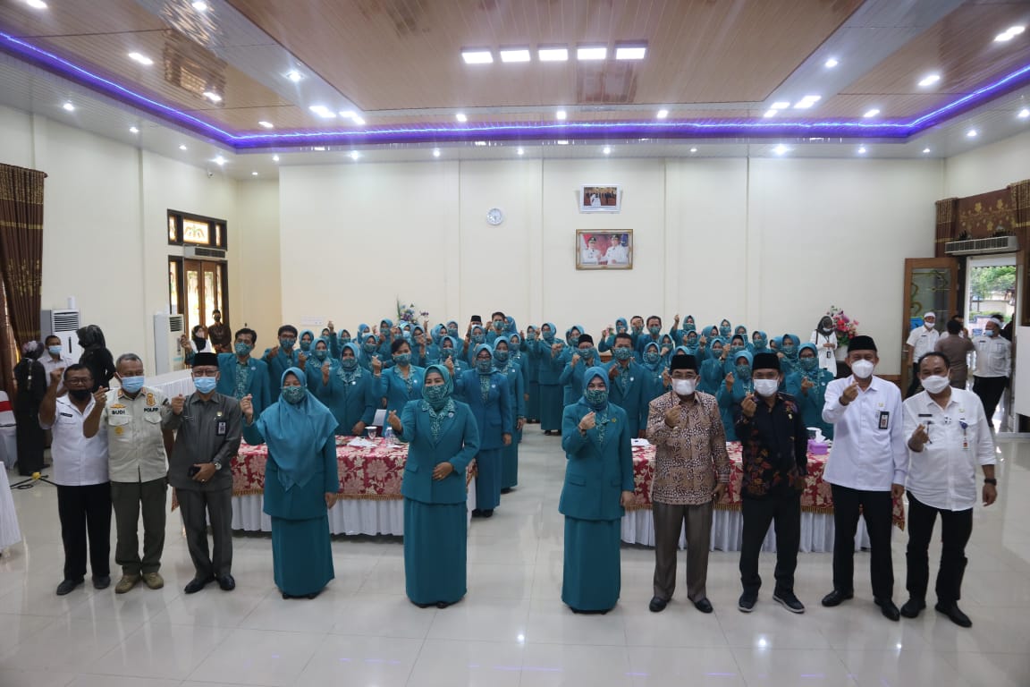 Acara pengukuhan dan pelantikan TP-PKK Tanjab Barat.
