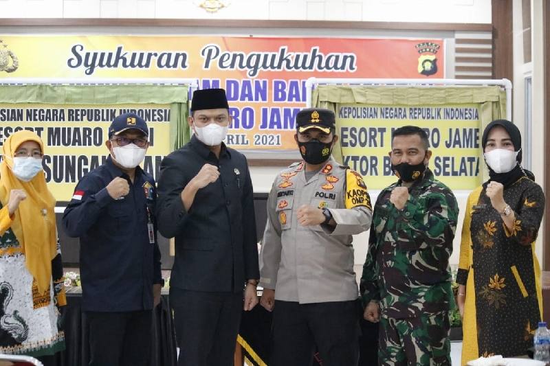 Ketua DPRD Muaro Jambi, Yuli Setia Bhakti berfoto bersama