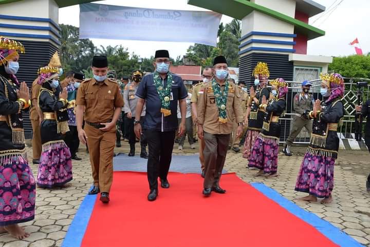 Plh Gubernur Jambi melakukan seremoni pelaksanaan pembelajaran tatap muka bagi satuan pendidikan .