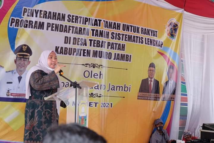 penyerahan sertifikat tanah di Desa Tebat Patah.