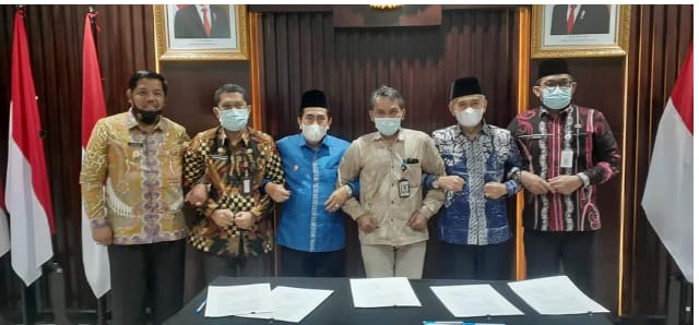 para petinggi Kerinci, Kota Sungai Penuh dan Pemprov Jambi bergandengan tangan usai penandatangan berita acara penyerahan aset di Gedung KPK RI.