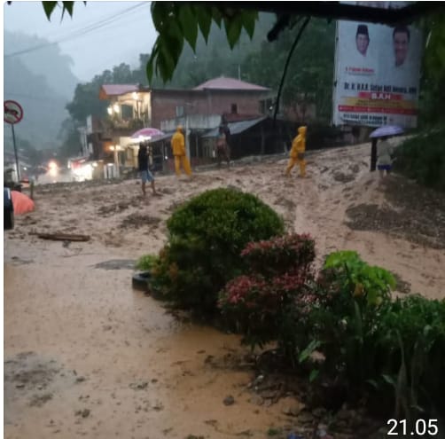 Bencana longsor di Muara Emat.