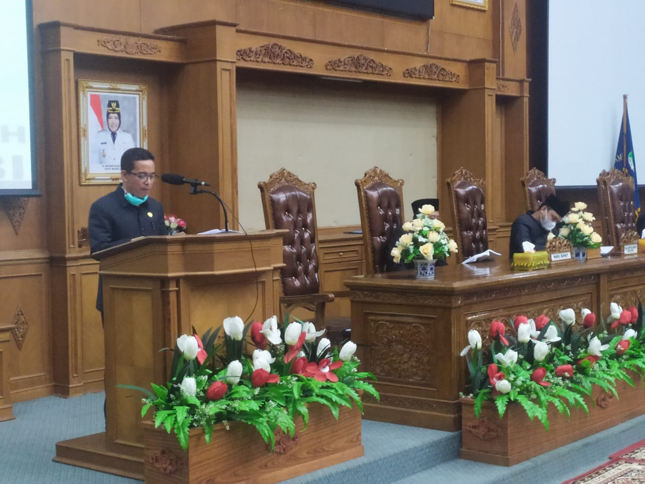 Usman Halik saat membacakan rekomendasi fraksi di sidang paripurna DPRD Muaro Jambi.