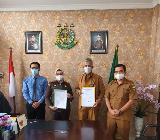 Kepala BPKAD Muaro Jambi, Alias dan Kejari Muaro Jambi Meilinda berfoto bersama.