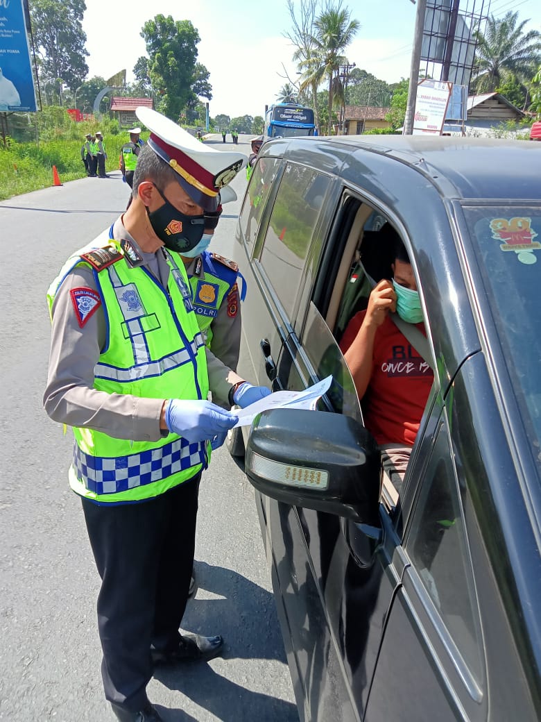 Kasat Lantas Polres Muaro Jambi saat melakukan pemeriksaan dokumen pengendara di perbatasan Jambi - Sumsel.