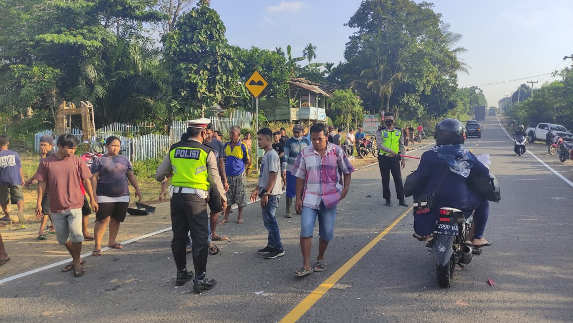 WhatsApp Image 2021-04-25 at 23.34.00 peristiwa laka lantas di Desa Bukit Baling Muaro Jambi.