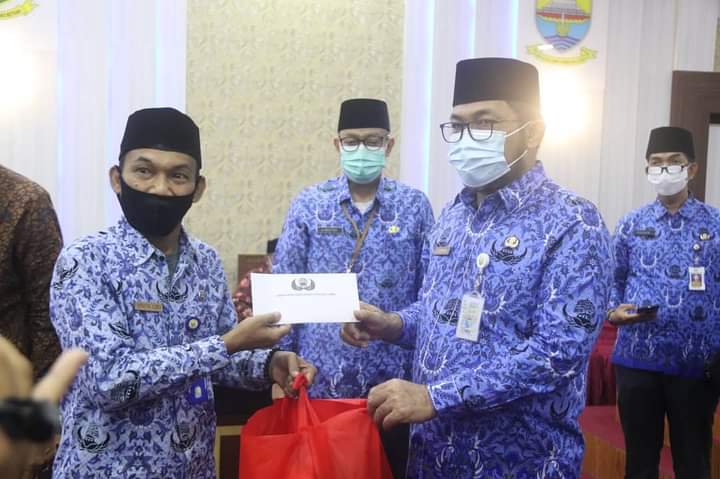 Sekda Sudirman Serahkan Bingkisan Idul Fitri kepada PNS Lingkup Pemprov Jambi
